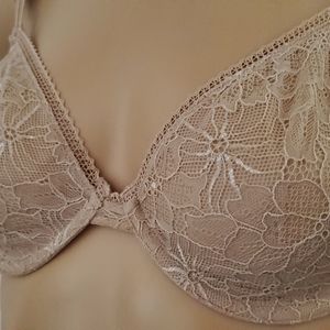Light & Lacy underwire bra. Excellent condition
